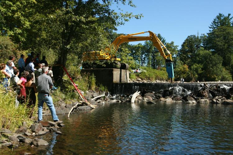 Onlookers watch construction of the removal of Brownsville Dam on the Calapooia River in Oregon in 2007. 