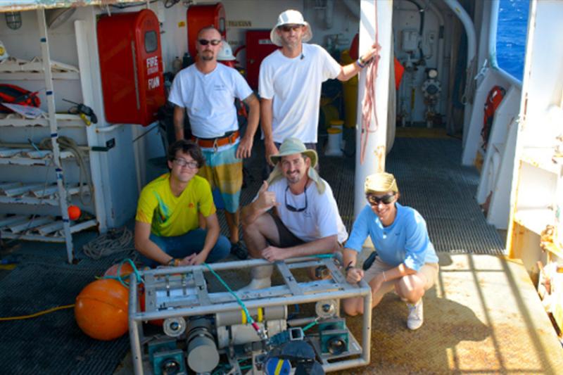 750x500-pifsc-scientist-and-intern-CL-NOAA-PIRO.jpg