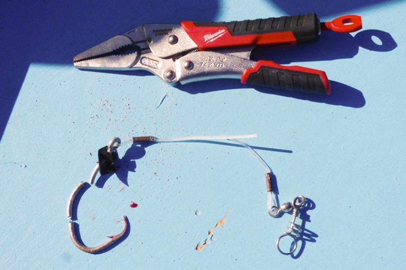750x500-RK88-removed-hook-mokuleia-NOAA-PIRO.jpg